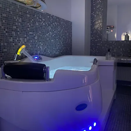 Luxuria アパートホテル