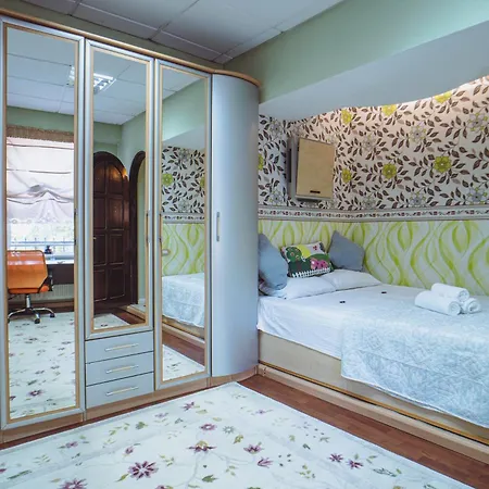 Luxuria מלון דירות 4*